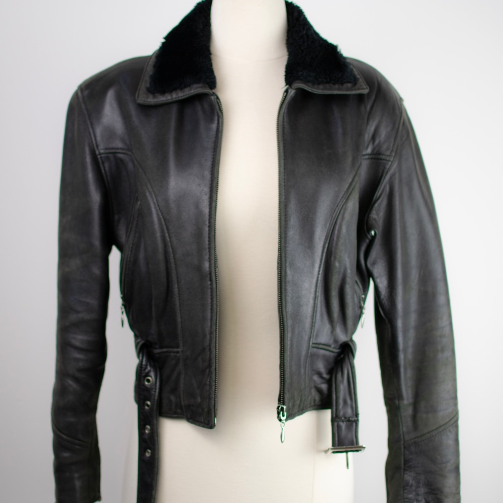 Vtg leather moto jacket in a small with fur collar
